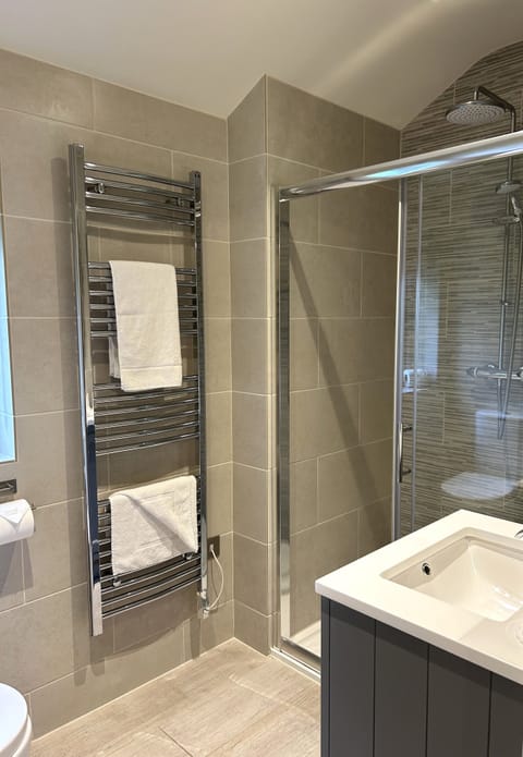 Comfort Room | Bathroom | Shower, free toiletries, hair dryer, towels