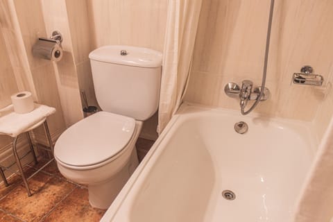 Classic Single Room | Bathroom | Combined shower/tub, rainfall showerhead, free toiletries, hair dryer