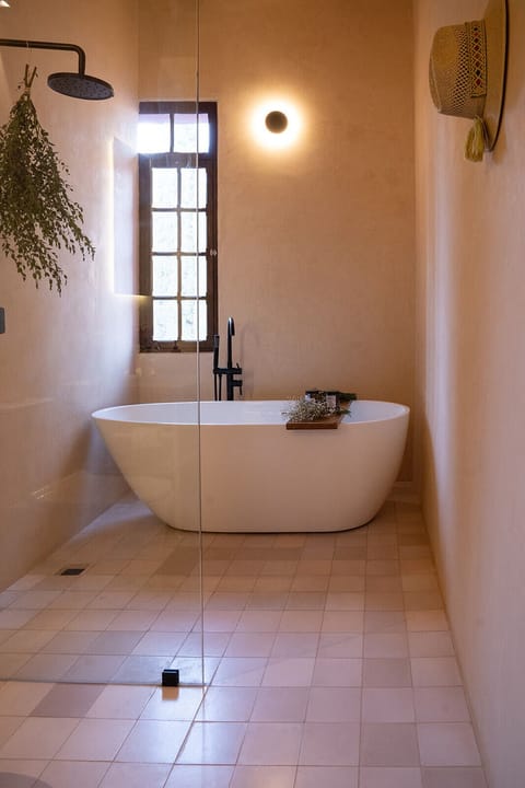 Deluxe Suite | Bathroom | Combined shower/tub, rainfall showerhead, free toiletries, towels