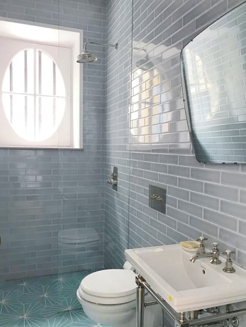 Deluxe Double Room | Bathroom shower