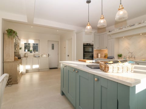 Cottage | Private kitchen | Fridge, dishwasher, electric kettle, toaster