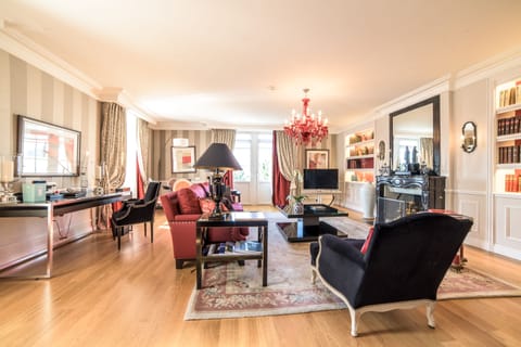 Suite Léman Seeblick | Living area | 49-cm flat-screen TV with satellite channels, TV, pay movies