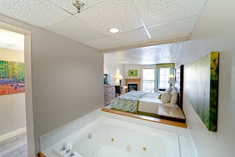 King Jacuzzi Deluxe Suite | Desk, laptop workspace, blackout drapes, iron/ironing board