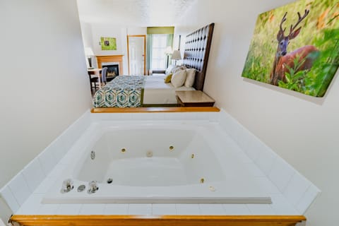 King Jacuzzi Deluxe Suite | Fireplace