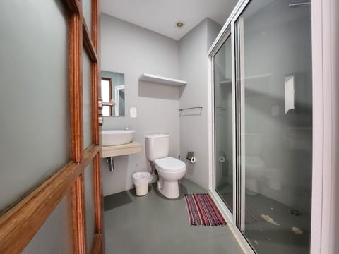 Basic Triple Room | Bathroom | Shower, rainfall showerhead, hair dryer, heated floors