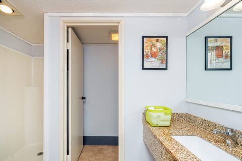 Room, 1 Bedroom | Bathroom | Towels, shampoo