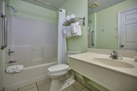 Combined shower/tub, hair dryer, towels