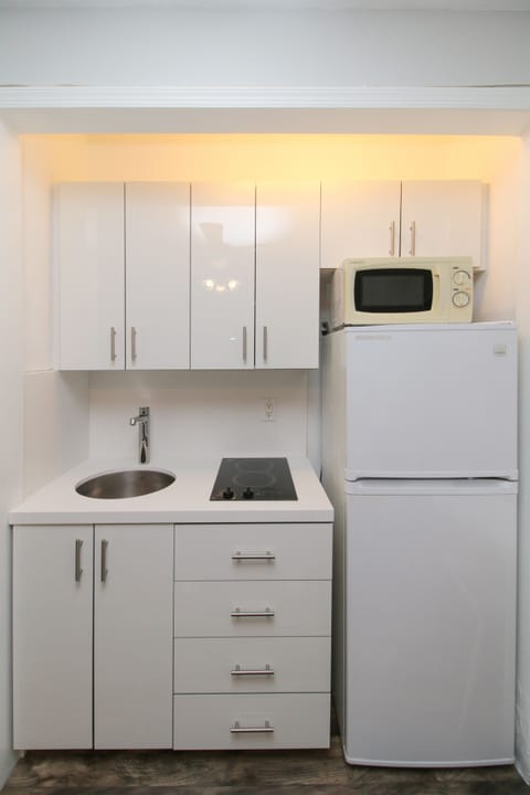 Studio, Kitchenette | Private kitchenette | Fridge, microwave, coffee/tea maker, cookware/dishes/utensils