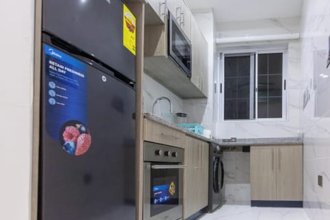 Executive Studio, 1 Queen Bed | Private kitchen | Fridge, microwave, oven, stovetop