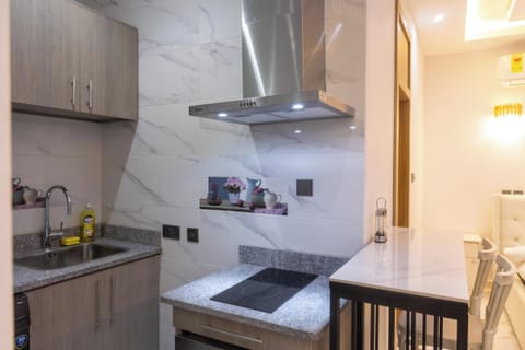 Exclusive Studio, 1 Queen Bed | Private kitchen | Fridge, microwave, oven, stovetop