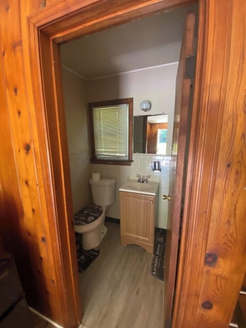 Economy Cabin | Bathroom | Shower, free toiletries, hair dryer, towels