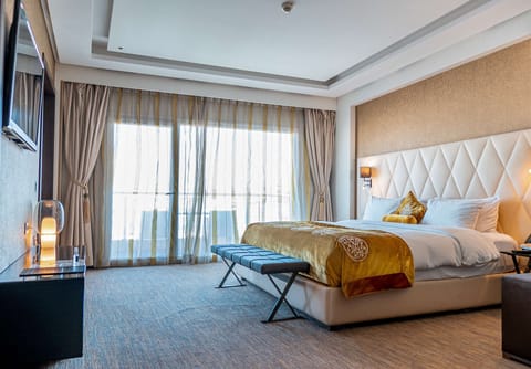 Suite, 1 King Bed | Premium bedding, minibar, in-room safe, desk