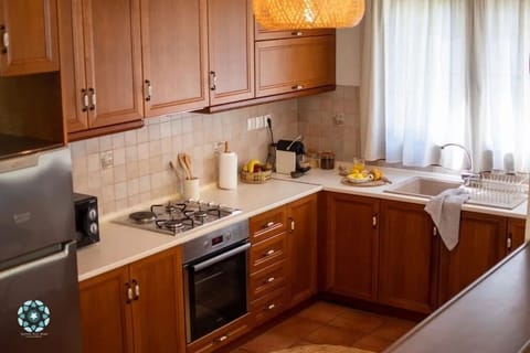 Luxury Villa | Private kitchen | Full-size fridge, oven, dishwasher, toaster