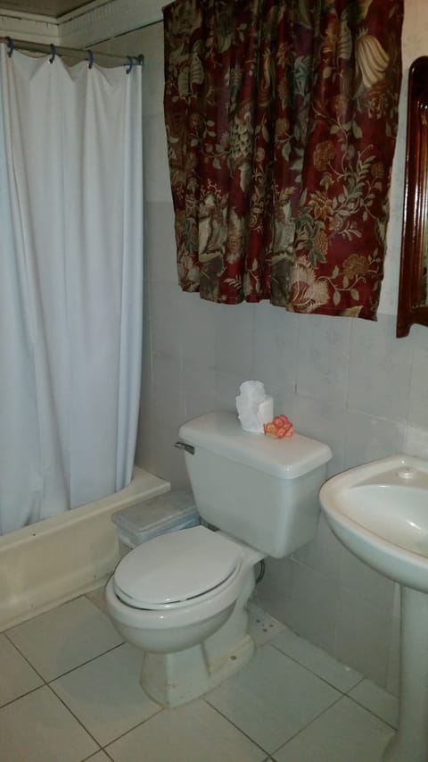 Superior Double Room | Bathroom | Bathtub, deep soaking tub, towels