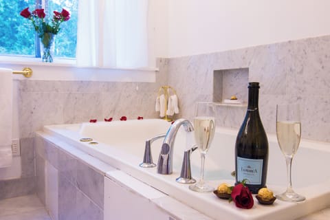 Exclusive Cottage | Bathroom | Hair dryer, towels, soap, shampoo