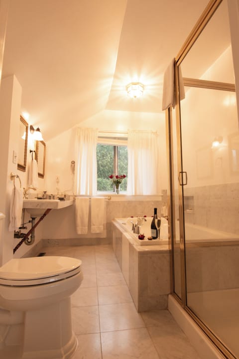 Exclusive Cottage | Bathroom | Hair dryer, towels, soap, shampoo