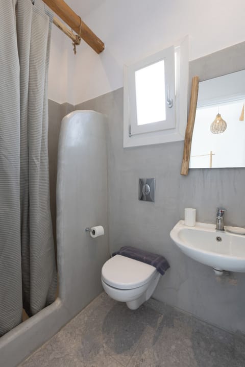 Basic Apartment | Bathroom | Shower, hair dryer, bathrobes, towels