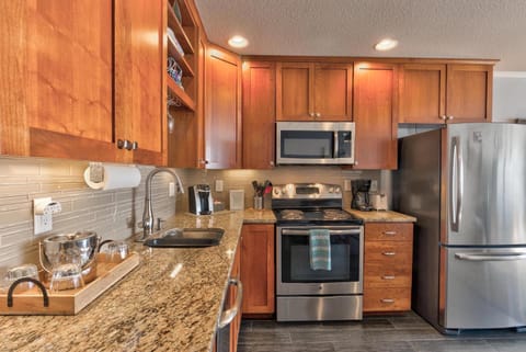 Deluxe Condo | Private kitchen | Fridge, microwave, stovetop, coffee/tea maker