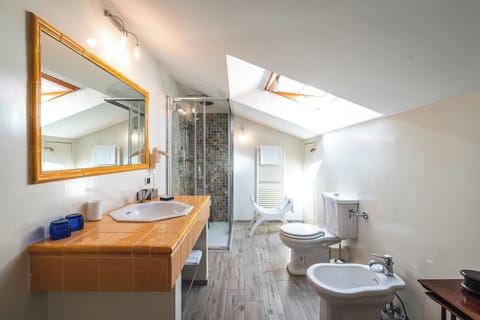 Deluxe Suite | Bathroom | Shower, free toiletries, hair dryer, bidet