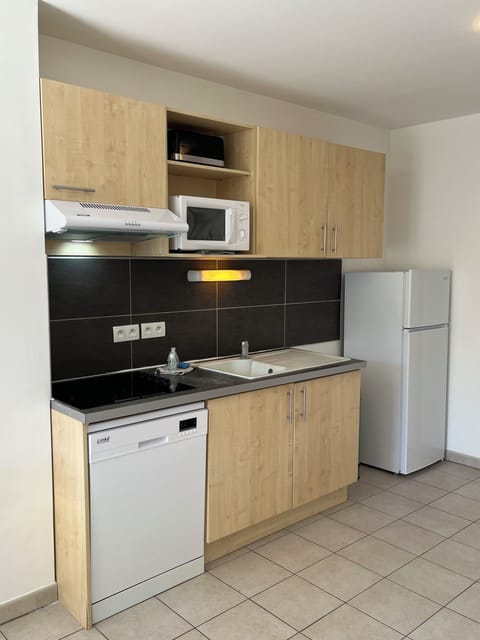 Maison deux chambres | Private kitchen | Full-size fridge, microwave, stovetop, dishwasher