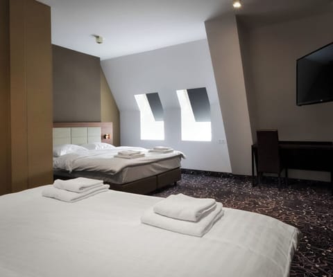 Deluxe Quadruple Room | Desk, soundproofing, iron/ironing board, free WiFi