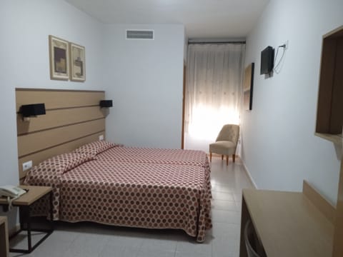 Double Room | Desk, rollaway beds, free WiFi, bed sheets