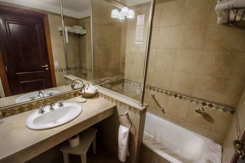 Standard Double Room, 1 Double or 2 Twin Beds | Bathroom | Combined shower/tub, free toiletries, hair dryer, bidet