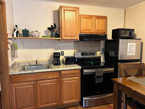 Room #7 | Private kitchen | Microwave, coffee/tea maker