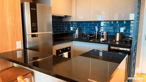 Deluxe Apartment | Private kitchen | Fridge, microwave, coffee/tea maker, cookware/dishes/utensils