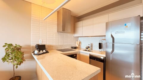 Deluxe Apartment | Private kitchen | Fridge, microwave, coffee/tea maker, cookware/dishes/utensils