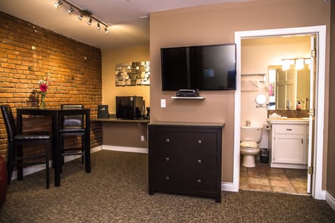 King Interior | Bathroom | Shower, free toiletries, hair dryer, towels