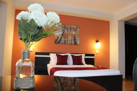 Executive Single Room | Bathroom | Shower, rainfall showerhead, designer toiletries, hair dryer