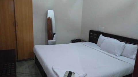 Economy Double Room | Desk, free WiFi