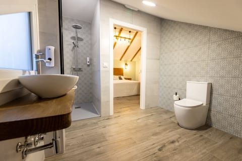 Superior Double Room | Bathroom