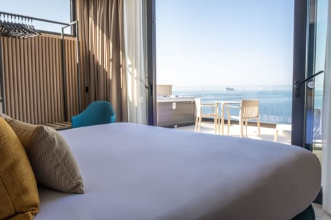 Suite, Hot Tub, Sea View | Hypo-allergenic bedding, in-room safe, laptop workspace