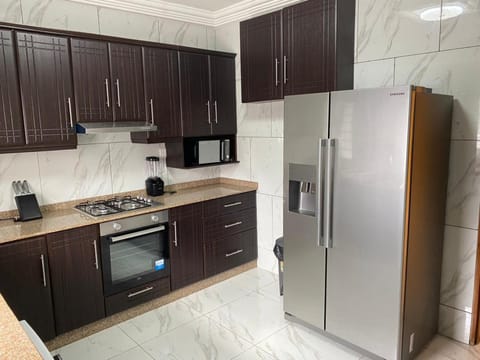 House | Private kitchen | Fridge, microwave, oven, stovetop