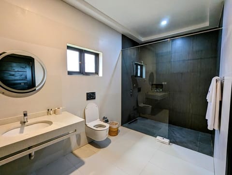 Deluxe Room | Bathroom