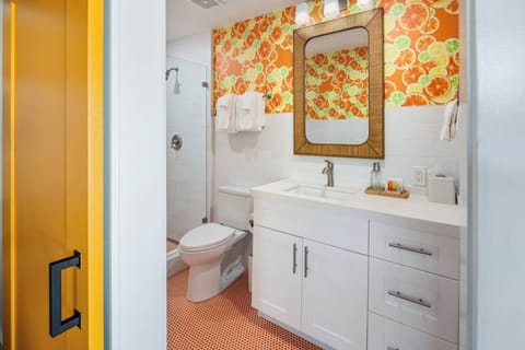 Citrus Queen | Bathroom | Shower, free toiletries, hair dryer, towels