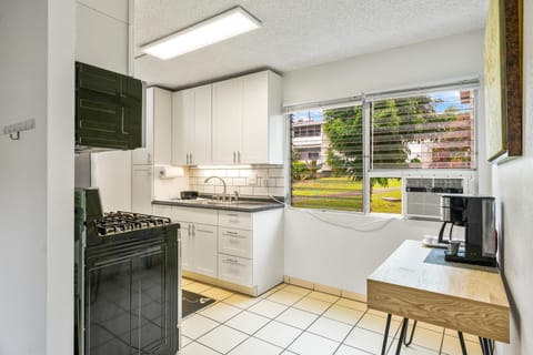 Condo, 1 Bedroom | Private kitchen