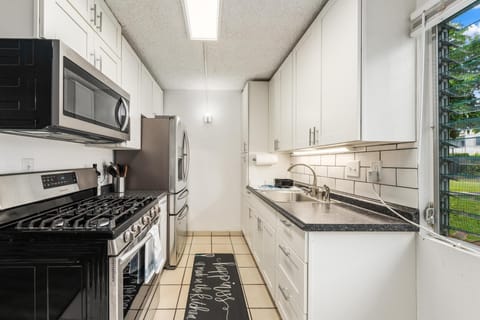 Condo, 1 Bedroom | Private kitchen