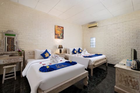 Family Room | Minibar, desk, soundproofing, free WiFi