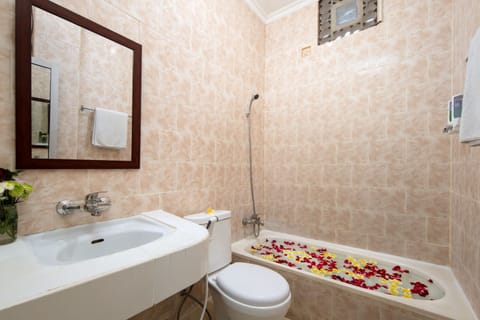 Standard Double Room | Bathroom | Shower, towels, soap, shampoo