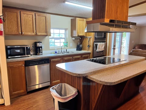 Premium Mobile Home | Private kitchen | Full-size fridge, microwave, oven, stovetop