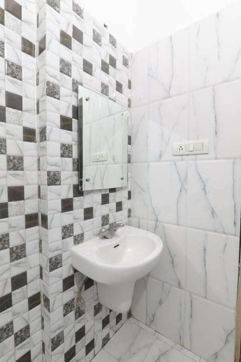 Standard Room | Bathroom | Shower, rainfall showerhead, free toiletries, towels