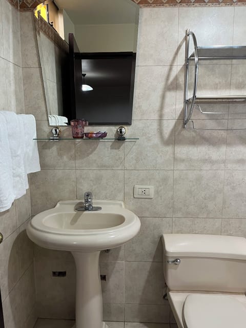 Classic Double Room | Bathroom | Free toiletries