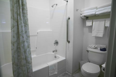 Combined shower/tub, free toiletries, towels