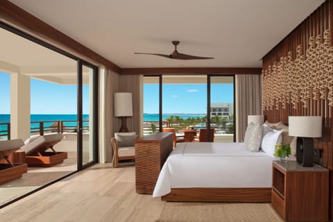 Preferred Club Master Suite Corner Ocean Front | Hypo-allergenic bedding, free minibar, in-room safe