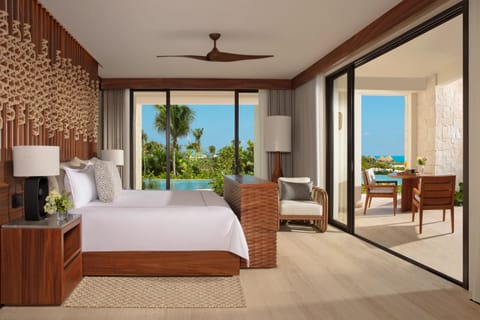 Presidential Suite Swimout Ocean Front with terrace | Hypo-allergenic bedding, free minibar, in-room safe