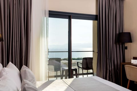 Standard Room, 1 Queen Bed, Non Smoking (Garden & Sea View) | Premium bedding, minibar, in-room safe, desk