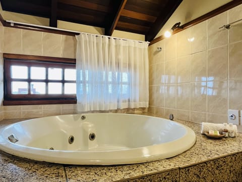 Luxury Suite | Jetted tub